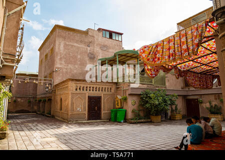 Aug 2017, Kashgar, Xinjinag, China: kleiner Platz und die Kinder in den Straßen von Kashgar antiken Stadt. Kashgar ist eine beliebte touristische Ort entlang t Stockfoto