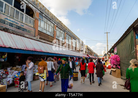 Aug 2017, Kashgar, Xingjiang, China: Die berühmten Sonntagsmarkt in Kashgar, ein beliebtes Ziel, entlang der Seidenstraße, ist jeden Tag mit Touristen überfüllt Stockfoto