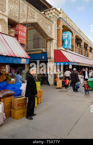 Aug 2017, Kashgar, Xingjiang, China: Die berühmten Sonntagsmarkt in Kashgar, ein beliebtes Ziel, entlang der Seidenstraße, ist jeden Tag mit Touristen überfüllt Stockfoto