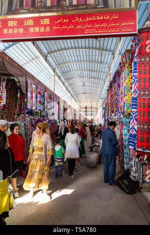 Aug 2017, Kashgar, Xingjiang, China: Die berühmten Sonntagsmarkt in Kashgar, ein beliebtes Ziel, entlang der Seidenstraße, ist jeden Tag mit Touristen überfüllt Stockfoto