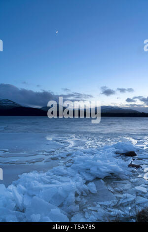 Winter auf dem zugefrorenen Loch Morlich nr Aviemore, Schottland, Großbritannien Stockfoto