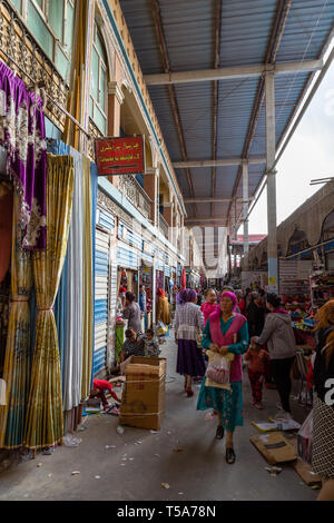 Aug 2017, Kashgar, Xingjiang, China: Die berühmten Sonntagsmarkt in Kashgar, ein beliebtes Ziel, entlang der Seidenstraße, ist jeden Tag mit Touristen überfüllt Stockfoto