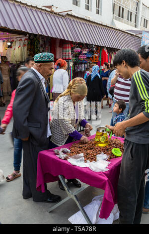 Aug 2017, Kashgar, Xingjiang, China: Die berühmten Sonntagsmarkt in Kashgar, ein beliebtes Ziel, entlang der Seidenstraße, ist jeden Tag mit Touristen überfüllt Stockfoto