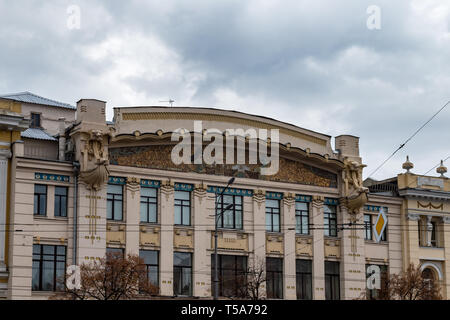 Dez 2017, Charkiw, Ukraine: Verfassung, einer der schönsten in der historischen Innenstadt, ist durch die wunderschön dekorierten Palästen und ma umgeben Stockfoto