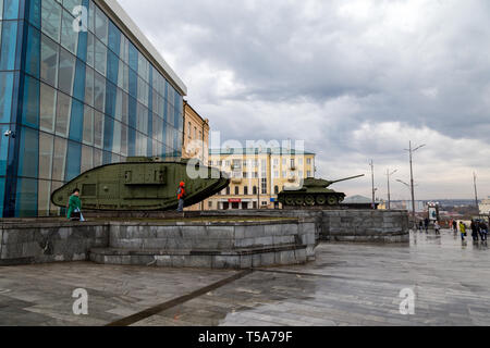 Dez 2017, Charkiw, Ukraine: Touristen in der Nähe von einem britischen Tank außerhalb der Geschichte Museum in Platz der Verfassung, eines der schönsten in der historischen c Stockfoto