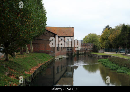 Blick entlang des Flusses Leie von der Brücke am Boulevard du General de Gaulle, Aire sur la Lys, Pas-de-Calais, Ile de France, Frankreich Stockfoto