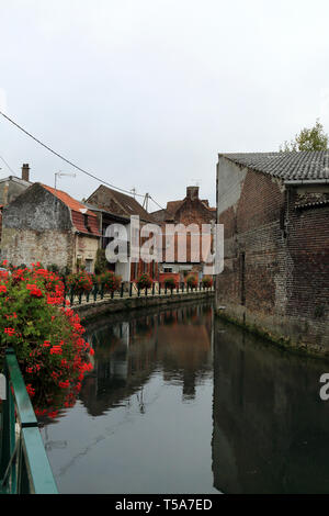 River fließt durch Aire sur la Lys, Pas-de-Calais, Ile de France, Frankreich Stockfoto