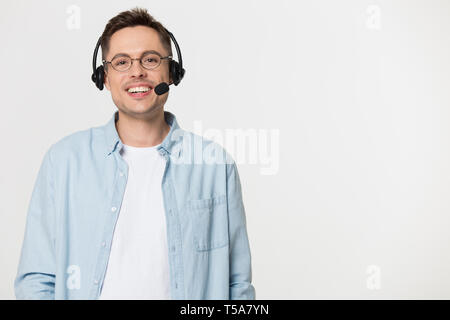 Lächelnd Mann in Gläsern und Headset auf Studio Hintergrund isoliert Stockfoto