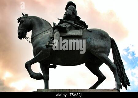 Schönes Reiterstandbild von Felipe III auf dem Hauptplatz in Madrid Plaza Mayor Stockfoto