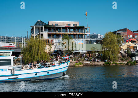 Berlin, Deutschland - April 2019: Sightsseing tour Boot auf der Spree am Holzmarkt, einem kreativen urbanen Dorf in Berlin Stockfoto