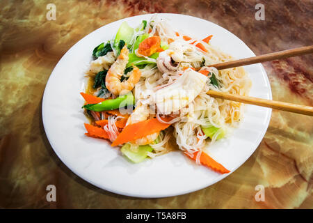 Gebratene Nudeln Thai Stil mit Garnelen, gebratener Reis mit Tintenfisch und Garnelen Fisch, Pad Thai mit Shrimps, Nahaufnahme Stockfoto
