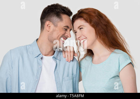 Glückliches junges Paar touch Stirn zusammen Spaß haben Stockfoto
