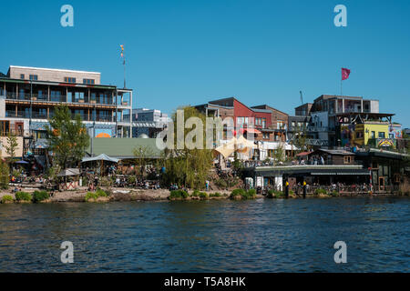 Berlin, Deutschland - April 2019: Der Holzmarkt, einem kreativen urbanen Dorf in Berlin bei Holzmarktstrasse 25. Stockfoto