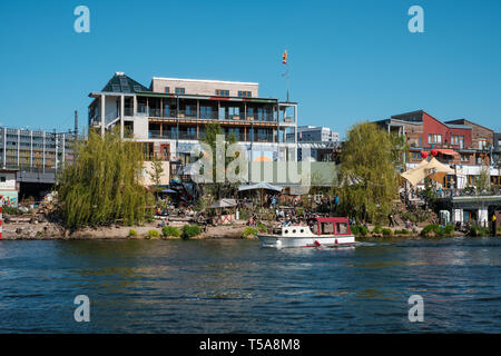 Berlin, Deutschland - April 2019: Der Holzmarkt, einem kreativen urbanen Dorf in Berlin bei Holzmarktstrasse 25. Stockfoto