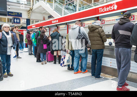 Reisende Kauf von Tickets auf dem Zusammentreffen in der Liverpool Street Station in London. Stockfoto