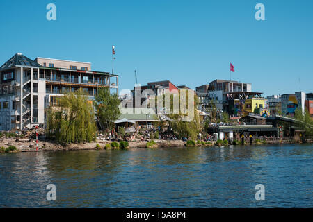 Berlin, Deutschland - April 2019: Der Holzmarkt, einem kreativen urbanen Dorf in Berlin bei Holzmarktstrasse 25. Stockfoto