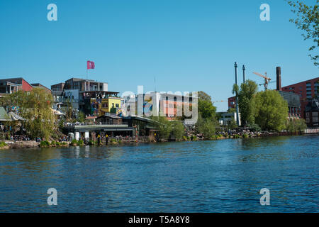 Berlin, Deutschland - April 2019: Der Holzmarkt, einem kreativen urbanen Dorf in Berlin bei Holzmarktstrasse 25. Stockfoto