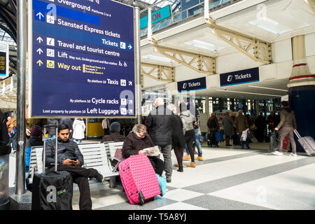 Menschen auf die Bahnhofshalle in Liverpool Street Station in London. Stockfoto