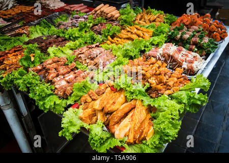 SAPA, VIETNAM: Grill Fleisch - Die mehrere Tier Fleisch Bestandteil der berühmten vietnamesischen Speisen. Rohstoff für braten auf dem Grill. Vietnamesische Küche Stockfoto