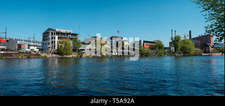 Berlin, Deutschland - April 2019: Der Holzmarkt, einem kreativen urbanen Dorf in Berlin bei Holzmarktstrasse 25. Stockfoto