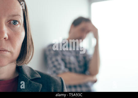 Mann und Frau streiten, Mann zu Frau in der inländischen Debatte Konzept schreien Stockfoto