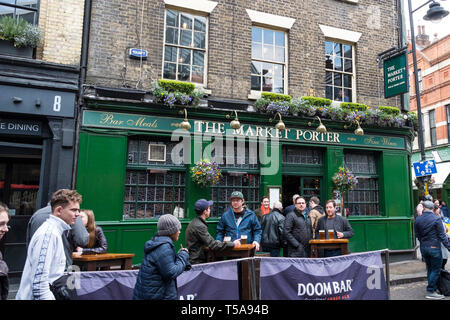 Kunden trinken außerhalb des Marktes Porter Public House in Borough Market in London. Stockfoto