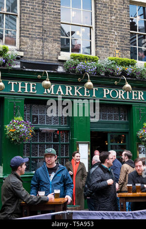 Kunden trinken außerhalb des Marktes Porter Public House in Borough Market in London. Stockfoto