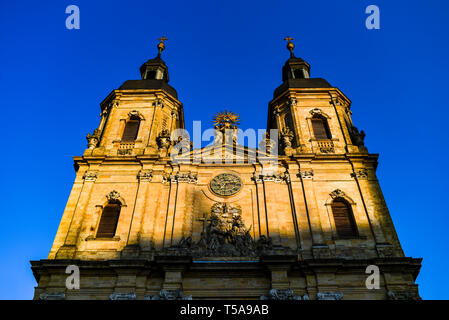 Fassade einer Kirche, die von der untergehenden Sonne in Niemchech, Bayern beleuchtet. Stockfoto