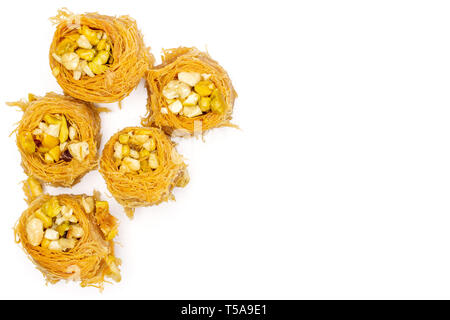 Gruppe von fünf ganze süsse Libanesen baklava Stück Vogelnest Vielzahl copyspace flatlay auf weißem Hintergrund Stockfoto