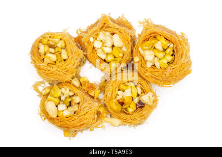 Gruppe von fünf ganze traditionelle süße Libanesen baklava Stück Vogelnest Vielzahl flatlay auf weißem Hintergrund Stockfoto