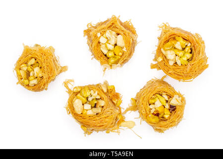 Gruppe von fünf ganze süsse Libanesen baklava Stück Vogelnest Vielzahl flatlay auf weißem Hintergrund Stockfoto