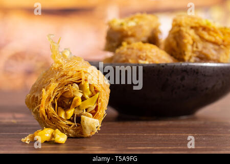 Menge ganz süße Libanesen baklava Stück Vogelnest Vielfalt auf Grau keramische Platte in einem Hof Stockfoto