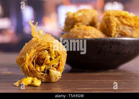 Menge ganz süße Libanesen baklava Stück Vogelnest Vielfalt auf Grau keramische Platte in einem Restaurant Stockfoto