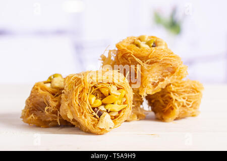 Gruppe von fünf ganze süsse Libanesen baklava Stück Vogelnest Vielfalt in einem weißen Küche Stockfoto