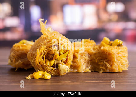 Gruppe von fünf ganze süsse Libanesen baklava Stück Vogelnest Vielfalt in einem Restaurant Stockfoto