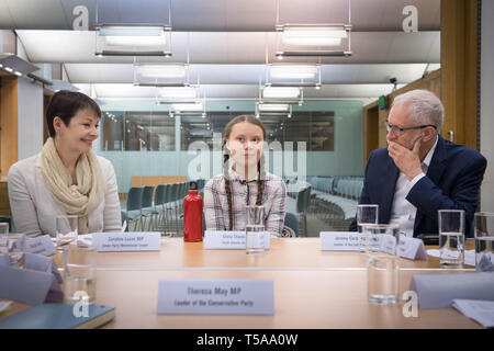 Schwedische Klima acticist Greta Thunberg erfüllt Führer der britischen politischen Parteien im Unterhaus in Westminster, London einschließlich Der Vorsitzende der Gruenen, Caroline Lucas (links) und der Führer der Jeremy Corbyn (rechts), einen Stuhl, für Theresa May vorbehalten war, die Notwendigkeit einer parteiübergreifenden Aktion die Klimakrise zu diskutieren. Stockfoto