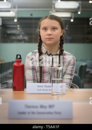 Schwedische Klima acticist Greta Thunberg erfüllt Führer der britischen politischen Parteien im Unterhaus in Westminster, London die Notwendigkeit für eine parteiübergreifende Aktion die Klimakrise zu diskutieren. Stockfoto