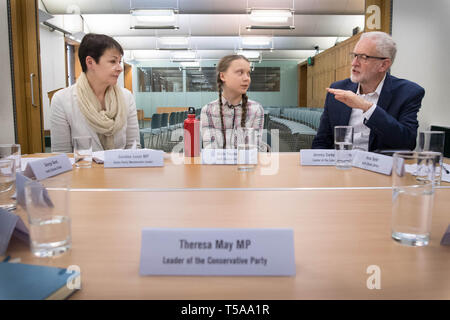 Schwedische Klima acticist Greta Thunberg erfüllt Führer der britischen politischen Parteien im Unterhaus in Westminster, London einschließlich Der Vorsitzende der Gruenen, Caroline Lucas (links) und der Führer der Jeremy Corbyn (rechts), einen Stuhl, für Theresa May vorbehalten war, die Notwendigkeit einer parteiübergreifenden Aktion die Klimakrise zu diskutieren. Stockfoto