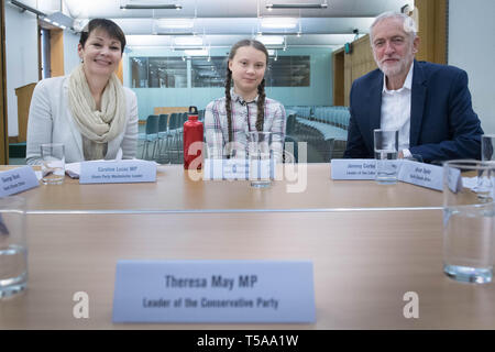 Schwedische Klima acticist Greta Thunberg erfüllt Führer der britischen politischen Parteien im Unterhaus in Westminster, London einschließlich Der Vorsitzende der Gruenen, Caroline Lucas (links) und der Führer der Jeremy Corbyn (rechts), einen Stuhl, für Theresa May vorbehalten war, die Notwendigkeit einer parteiübergreifenden Aktion die Klimakrise zu diskutieren. Stockfoto