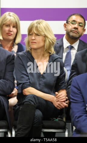 Rachel Johnson, Schwester der Konservative ehemalige Außenminister Boris Johnson, sitzt auf der Bühne während der Einführung der Änderung DE europäischen Wahlkampf in Bristol. Stockfoto