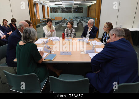 Schwedische Klima acticist Greta Thunberg erfüllt Führer der britischen politischen Parteien im Unterhaus in Westminster, London einschließlich Der Vorsitzende der Gruenen, Caroline Lucas (Mitte links) und der Führer der Jeremy Corbyn (Mitte rechts), einen Stuhl, für Theresa May vorbehalten war, die Notwendigkeit einer parteiübergreifenden Aktion die Klimakrise zu diskutieren. Stockfoto