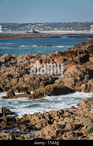 Blick über St. Ouen's Bay La Roco Tower, Jersey, Channel Islands Stockfoto