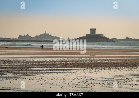 St. Ouen's Bay, Jersey UK - April 2019: La Roco Turm und La Corbiere Leuchtturm Stockfoto