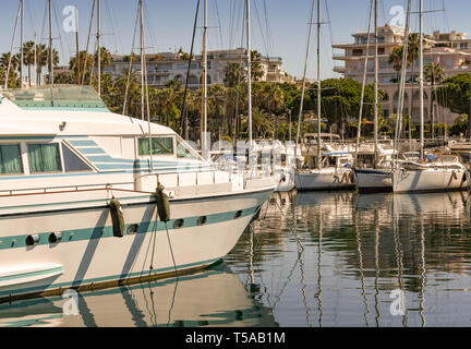 CANNES, Frankreich - April 2019: Boote im Hafen Pierre Canto Marina in Cannes Anker. Stockfoto