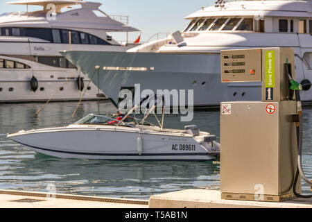 CANNES, Frankreich - April 2019: Kraftstoffpumpe an der Hafenpromenade im Hafen Pierre Canto Jachthafen in der Bucht von Cannes. Ein Schnellboot ist vorbei im Hintergrund. Stockfoto