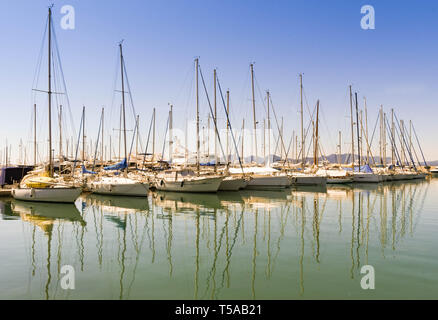 SAINT RAPHAEL, Frankreich - April 2019: Segeln Boote im Yachthafen von Port Pierre Canto Marina in Cannes gefüttert Stockfoto