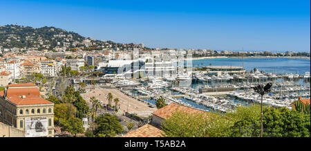 CANNES, Frankreich - April 2019: Panoramablick auf den Hafen von Cannes mit der Bucht im Hintergrund. Das große Gebäude beherbergt ein Kasino. Stockfoto