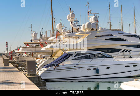 CANNES, Frankreich - April 2019: Superyachten unterschiedlicher Größe zusammen schließen vertäut im Hafen von Cannes. Stockfoto