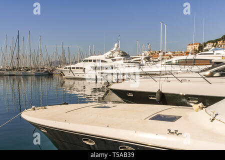 CANNES, Frankreich - April 2019: Superyachten unterschiedlicher Größe zusammen schließen vertäut im Hafen von Cannes. Stockfoto