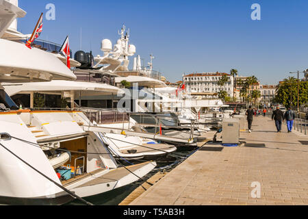 CANNES, Frankreich - April 2019: Superyachten unterschiedlicher Größe zusammen schließen vertäut im Hafen von Cannes. Stockfoto